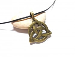 Nœud de la Trinité, pendentif bronze sur cordon noir, bijou graphique et ethnique chic pour stacking de colliers