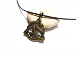 Pendentif Pouvoir des Trois métal bronze sur collier cordon noir, bijou du Livre des ombres de la série Charmed