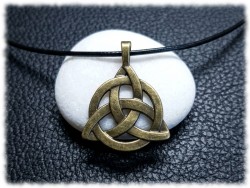 Cordon noir et triquetra solaire en pendentif alliage bronze, bijou néopaganisme Wicca et ésotérique