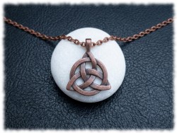 Sautoir grosse chaîne et triquetra solaire en pendentif alliage cuivre, bijou néopaganisme Wicca et ésotérique