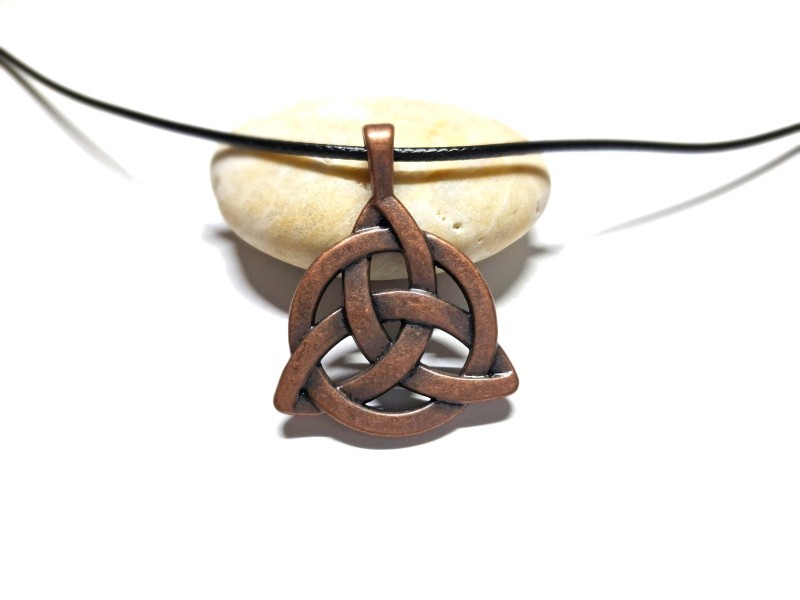 Collier cordon noir, pendentif Nœud de la Trinité, métal cuivre, bijou celtique et paganisme par La Blanche Hermine