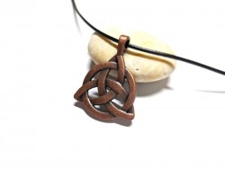 Pendentif Pouvoir des Trois métal cuivre sur collier cordon noir, bijou du Livre des ombres de la série Charmed