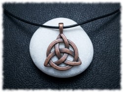 Cordon noir et triquetra solaire en pendentif alliage cuivre, bijou néopaganisme Wicca et ésotérique