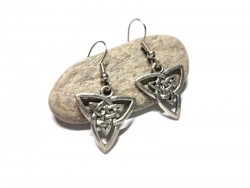 Pendentifs Double triquetra inversé métal argenté en boucles d'oreilles crochets, bijou néopaganisme Wicca et ésotérique