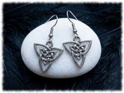 Triquètre double pointe vers le bas, boucles d'oreilles argentées, bijou féminin et talisman de protection