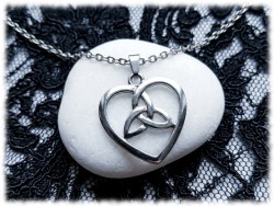 Pendentif Triquètre en cœur argenté sur collier petite chaîne classique, bijou romantique pour femme