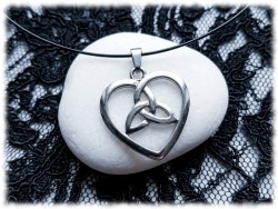 Pendentif Triquètre en cœur argenté sur collier fil noir original, bijou romantique pour femme
