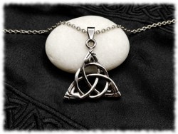 Pendentif Nœud de la Trinité argenté sur collier petite chaîne féminine, talisman paganisme Wicca et ésotérique
