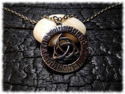 Pendentif nordique Futhark et Triquètre en inox sur chaîne argentée, amulette mythologie scandinave et runes de protection