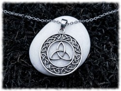 Pendentif argenté Triquètre en cercle d'entrelacs celtiques sur petite chaîne féminine, amulette de protection