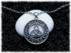 Pendentif argenté Triquètre en cercle d'entrelacs celtiques sur grosse chaîne masculine, amulette de protection