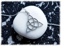 Pendentif Nœud de la Trinité fin en métal argenté sur collier féminin petite chaîne, amulette paganisme et Wicca