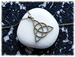 Pendentif Nœud de la Trinité fin en métal bronze sur collier féminin petite chaîne, amulette paganisme et Wicca