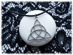 Pendentif Nœud de la Trinité fin en métal argenté sur collier unisexe cordon noir, amulette paganisme et Wicca