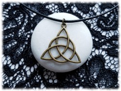 Pendentif Nœud de la Trinité fin en métal bronze sur collier unisexe cordon noir, amulette paganisme et Wicca