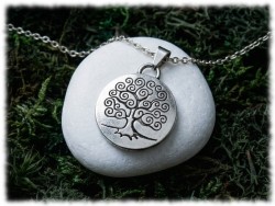 Arbre de vie d'inspiration Gustav Klimt en pendentif argenté sur un collier féminin, un bijou spirituel et élégant