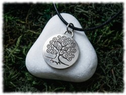 Arbre de vie d'inspiration Gustav Klimt en pendentif argenté sur un cordon unisexe, un bijou spirituel et élégant