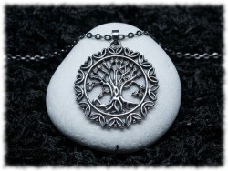 Pendentif Arbre de vie ornementé en alliage argenté et sa grande chaîne, un bijou de stacking boho pour femme