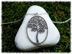 Arbre de vie argenté à branches en spirales dans un ovale sur une chaîne classique, bijou élégant pour femme