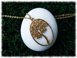 Arbre de vie doré à branches en spirales dans un ovale sur une chaîne classique, bijou élégant pour femme