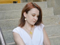 Arbre de vie à spirale en pendentif et brillant en boucles d'oreilles, bijoux portés par Ariel en robe blanche