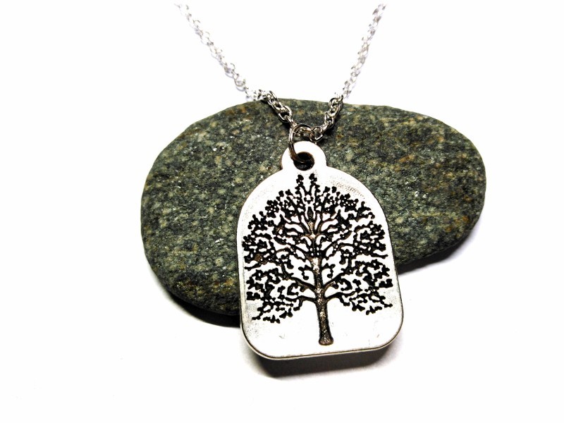 Collier petite chaîne, médaillon Stèle Arbre de vie, métal argenté, bijou spiritualité La Blanche Hermine