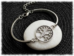 Arbre de vie en cercle argenté sur bracelet jonc en acier inox, bijou spirituel et cadeau symbolique pour femme