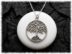 Arbre de vie sylvestre en pendentif argenté sur collier petite chaîne, un bijou spirituel et bohème pour femme