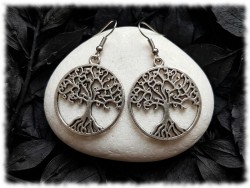Arbre de vie sylvestre argenté en pendentif de boucles d'oreilles pendantes, un bijou spirituel et bohème pour femme