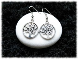 Petit Arbre de vie argenté brillant, boucles d'oreilles crochets, bijou spirituel minimaliste pour femme urbaine