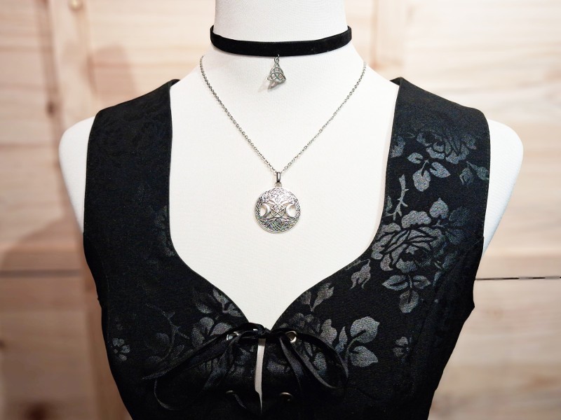 Pendentif Arbre de vie wiccan sur grosse chaîne et choker triquetra, stacking de bijoux sorcière moderne paganisme