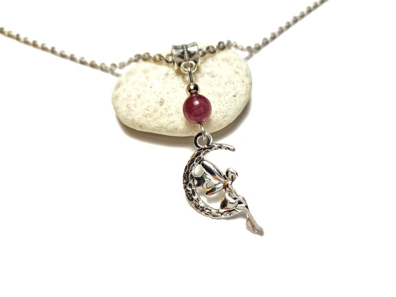 Collier petite chaîne féminine avec son pendentif argenté Fée et Lune avec perle de grenat, un bijou de La Blanche Hermine