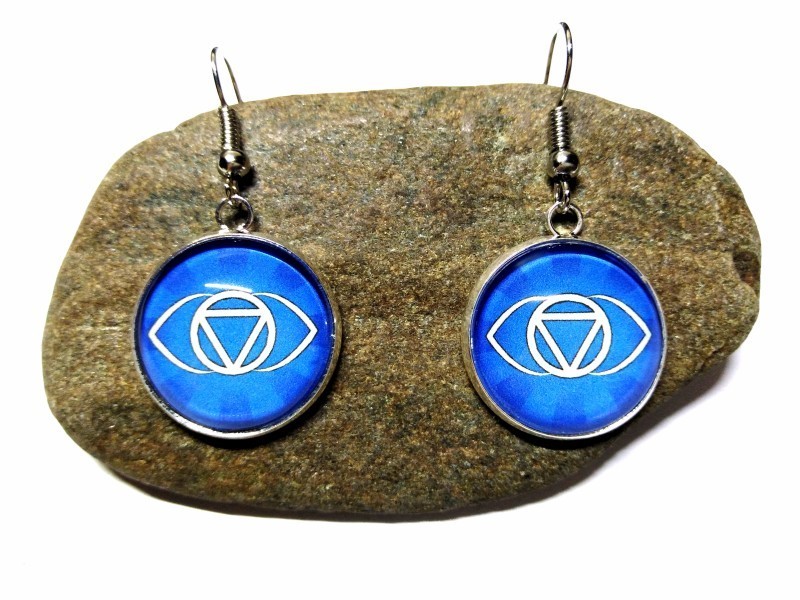 Boucles d'oreilles crochet Ajna, énergie de la perception subtile. Pour transformer vos doutes en certitudes intuitives.