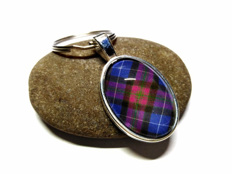 Porte-clés argent Tartan Pride of Scotland bleu & rose bijou tartans accessoire Écosse tissu kilt écossais