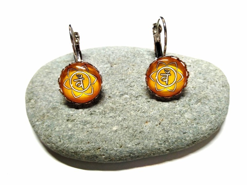 Boucles d'oreilles en dormeuse avec le 2ème chakra pour retrouver l'équilibre entre passion et sérénité intérieure.