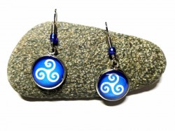 Boucles d'oreilles (crochet), pendentif argent Triskell moderne spirale celte bijou celtique blanc sur bleu