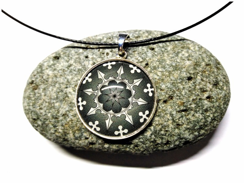 Collier noir, pendentif argent Rose des vents blanc sur noir Collier noir, pendentif argent Rose des vents blanc sur noir