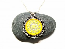 Collier pendentif 3ème chakra, clarté mentale et action. Pour concrétiser vos ambitions avec le symbole du feu solaire.
