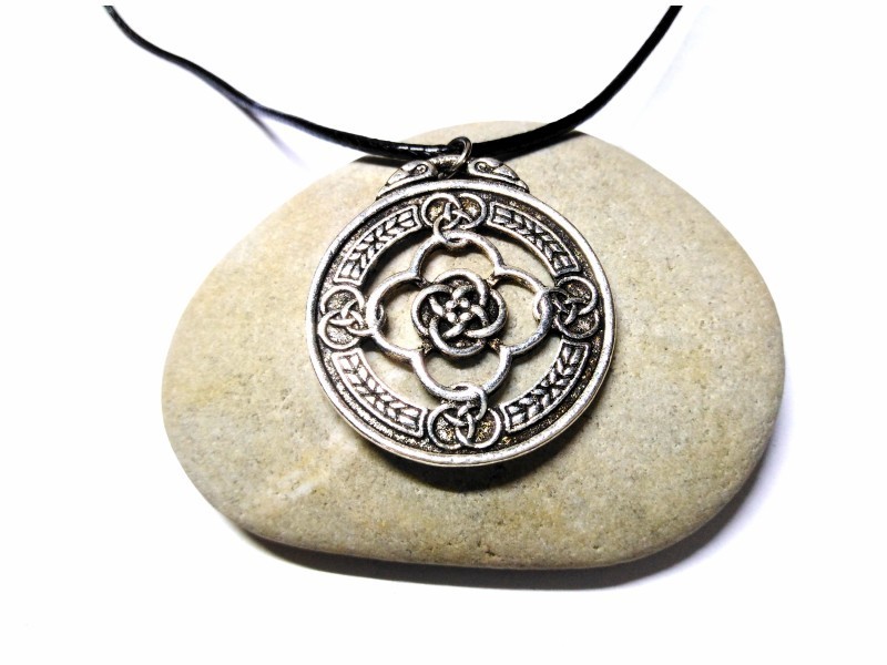 Collier argent, pendentif Croix en entrelacs celtiques avec cercles argent