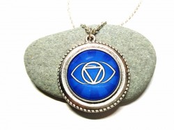 Collier pendentif de sagesse et d'éveil mental. Ajna dissipe les illusions et renforce votre capacité de méditation.