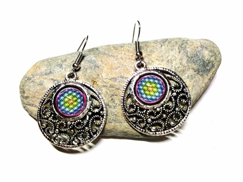 Boucles d'oreilles crochet, Fleur de vie arc-en-ciel sous cabochon en verre sur métal argenté, bijou artisanal