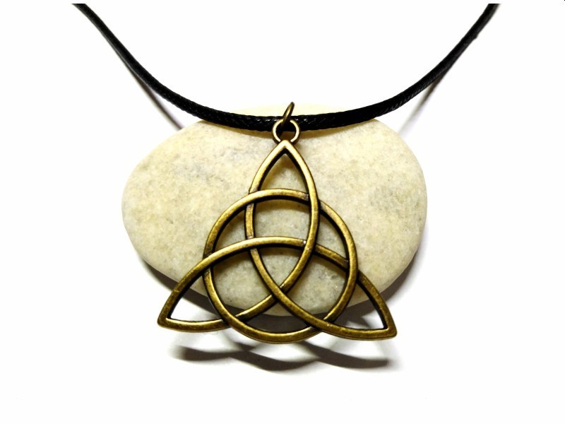 Collier cordon noir, pendentif Nœud de la Trinité fin, métal bronze, bijou celtique par la Blanche Hermine