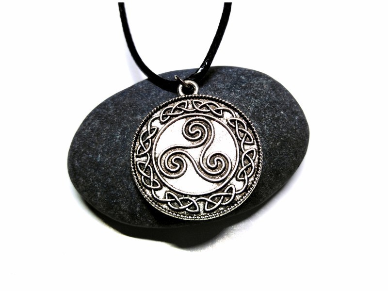 Collier noir, pendentif celtique Triskell en cercle avec entrelacs argent