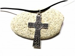 Pendentif croix celtique au maillage d'entrelacs dense et continu, offrant un relief texturé unique, sur un cordon noir unisexe pour femme ou ado