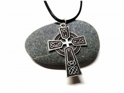 Croix celtique, bijou croix celte, idée cadeau pour femme ado enfant garçon ou fille, à Quimperlé, Finistère, Bretagne, cordon noir collier & pendentif 