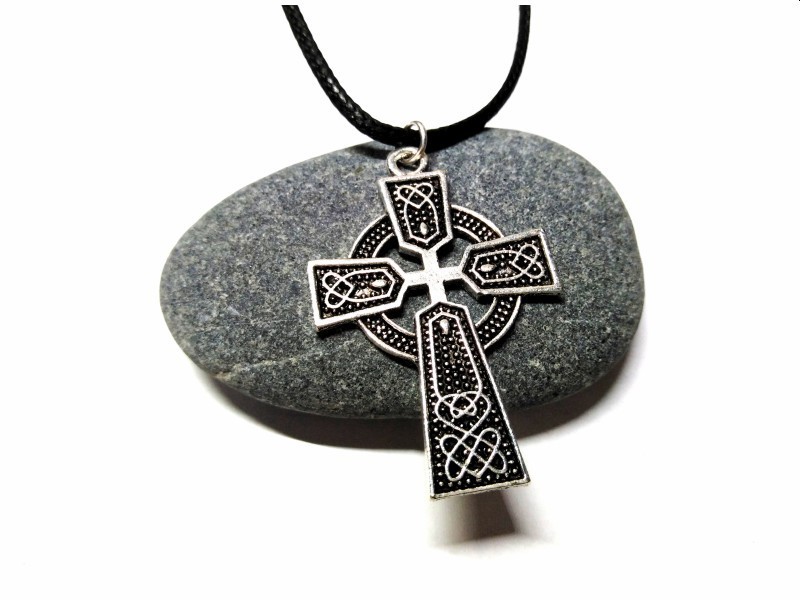 Collier & pendentif argent Croix celtique, bijou croix celte à Quimperlé, Irlande bijoux celtes triquètre entrelacs irlandais Collier & pendentif argent Croix celtique, bijou croix celte à Quimperlé, Irlande bijoux celtes triquètre entrelacs irlandais