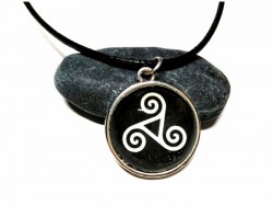 Collier (coton) argent, pendentif argent Triskell blanc (blanc sur noir), bijou celtique triple spirale celte