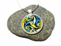 Collier (chaîne) argent, pendentif argent Lindisfarne spirale (blanc, jaune & bleu), bijou celtique celte
