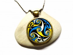 Collier (chaîne) bronze, pendentif bronze Lindisfarne spirale (blanc, jaune & bleu), bijou celtique celte