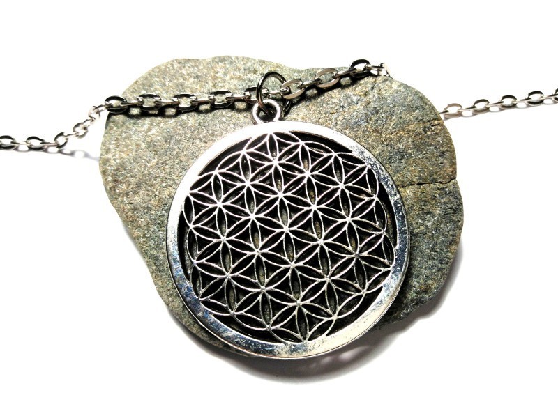 Sublimez votre décolleté avec ce collier fleur de vie en argent : la tendance spirituel chic s'incarne dans un design épuré.